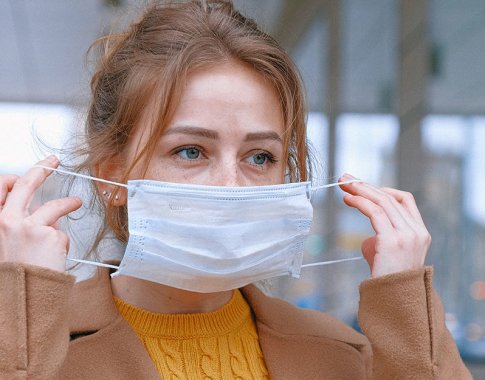 Naujas ribojimų etapas: uždarose erdvėse privaloma dėvėti veido kaukę Naujas ribojimų etapas: uždarose erdvėse privaloma dėvėti veido kaukę