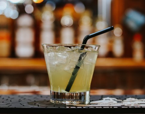Siūlo pilnamečiams asmenims leisti vartoti visus alkoholinius gėrimus Siūlo pilnamečiams asmenims leisti vartoti visus alkoholinius gėrimus