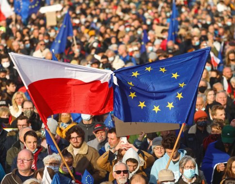 „Polexit“ išsigandę dešimtys tūkstančių lenkų surengė didelį protestą