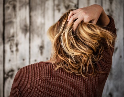 Slenkantys plaukai – padažnėjęs nusiskundimas rudenį