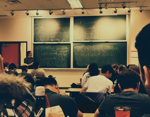 Švietimo darbuotojams skirti papildomi 222 mln. Švietimo darbuotojams skirti papildomi 222 mln.