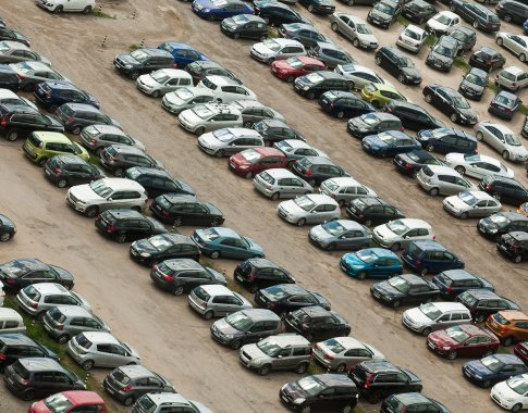 Atsisakoma automobilių registracijos mokesčio, paliekamas vienas – metinis taršos mokestis Atsisakoma automobilių registracijos mokesčio, paliekamas vienas – metinis taršos mokestis