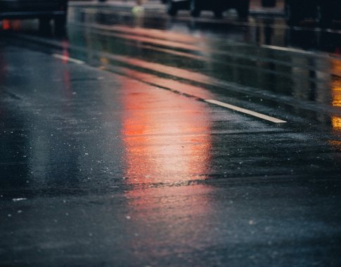 Ekspertas patarė, kaip elgtis slidžiame kelyje Ekspertas patarė, kaip elgtis slidžiame kelyje