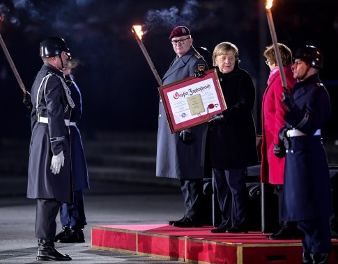 Postą paliekanti A. Merkel ragina kovoti už demokratiją