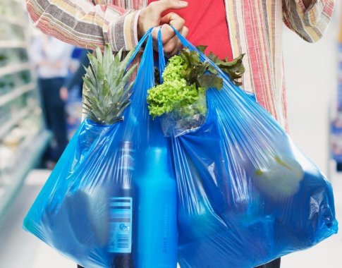 Siūloma uždrausti nemokamai dalinti parduotuvėse plastikinius pirkinių maišelius Siūloma uždrausti nemokamai dalinti parduotuvėse plastikinius pirkinių maišelius