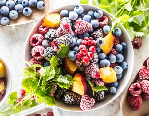 Vitaminus išsaugojęs šaltis: kodėl šaldyti vaisiai, uogos ir daržovės ne ką prastesni už šviežius?