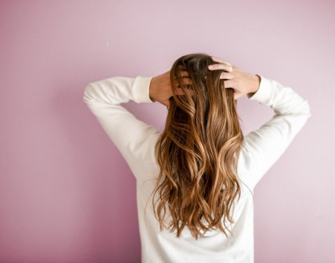 Slenkantys plaukai – kaip įveikti šią problemą?