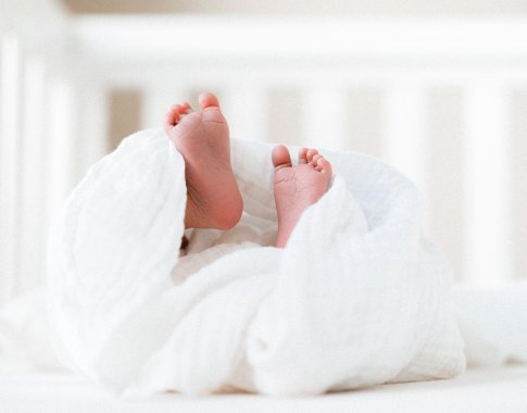 Su kiekviena jaunesne karta moterys gimdo vis mažiau vaikų Su kiekviena jaunesne karta moterys gimdo vis mažiau vaikų