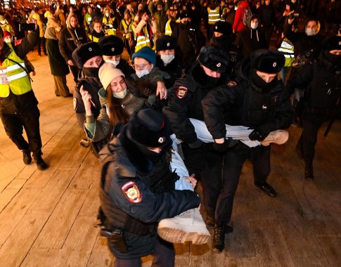 Rusija pirmą kartą pripažino patyrusi aukų Ukrainoje, toliau suimami protestuotojai Rusija pirmą kartą pripažino patyrusi aukų Ukrainoje, toliau suimami protestuotojai