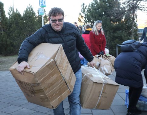 Stabdomas paramos rinkimas daiktais ir rūbais ukrainiečiams: vos per vieną dieną surinkta 30 vilkikų