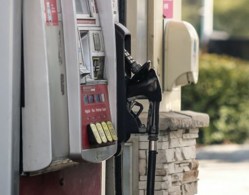 Energetikos ministerija turi klausimų degalų pardavėjams: kainos kyla, nors naftos kainos dedamoji sumažėjusi