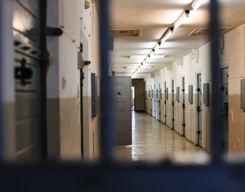 Sieks subalansuoti baudžiamąją politiką: sušvelninus 1202 kalinčių asmenų bausmes nors dienai būtų sutaupyta beveik 45 tūkst. Sieks subalansuoti baudžiamąją politiką: sušvelninus 1202 kalinčių asmenų bausmes nors dienai būtų sutaupyta beveik 45 tūkst.