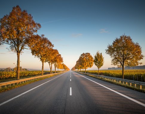 Nuo balandžio 1-osios važiuoti automagistralėse ir greitkeliuose galima greičiau Nuo balandžio 1-osios važiuoti automagistralėse ir greitkeliuose galima greičiau