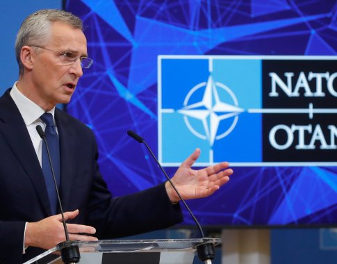 J. Stoltenbergas: NATO pasirengusi dislokuoti dideles pajėgas, kad apgintų savo sienas