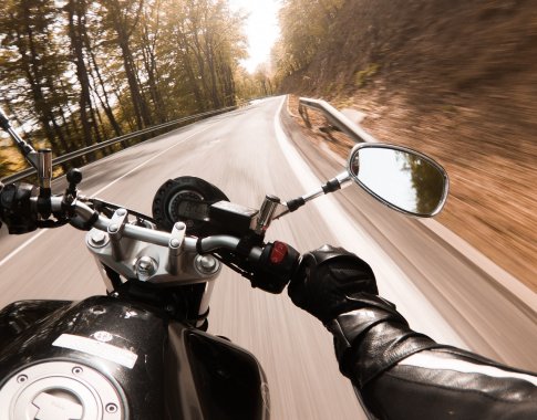 Seimas suvienodino atsakomybę už greičio viršijimą motociklininkams ir lengvųjų automobilių vairuotojams