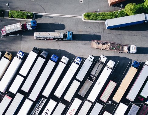 Transporto įmonės stabdo vilkikus – trūksta vairuotojų Transporto įmonės stabdo vilkikus – trūksta vairuotojų