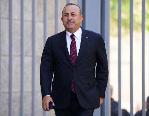 M. Cavusoglu: Turkija kol kas nekeis savo pozicijos dėl NATO plėtros