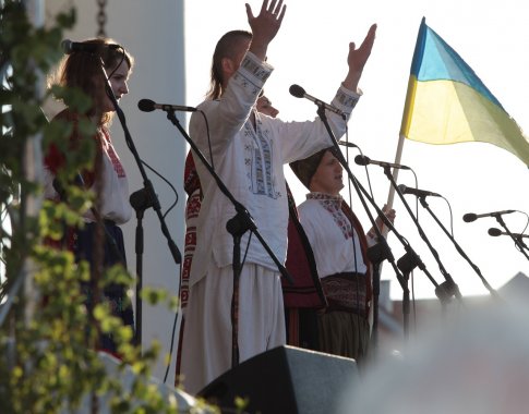 Prie tarptautinio folkloro festivalio kanklių skambesio jungsis airiški dūdmaišiai, fjordų smuikai ir dainos iš Viduržemio