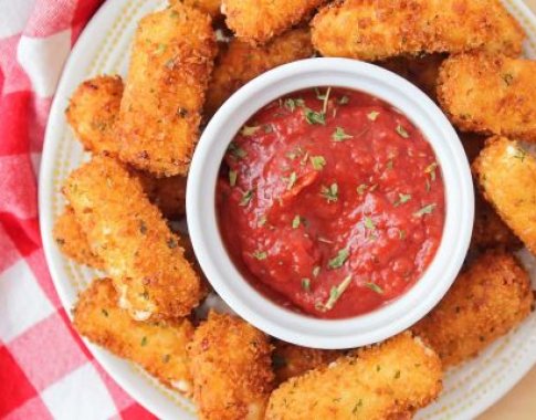 Traškios sūrio lazdelės su namų gamybos „Marinara“ padažu (video) Traškios sūrio lazdelės su namų gamybos „Marinara“ padažu (video)