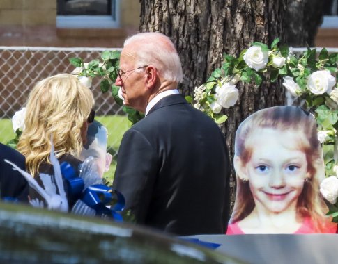 J. Bidenas pasakė „Gana!“ smurtui naudojant ginklus