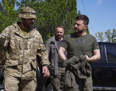 Ukrainos prezidentas apsilankė priešakinėse fronto linijose, kur vyksta mūšiai Ukrainos prezidentas apsilankė priešakinėse fronto linijose, kur vyksta mūšiai