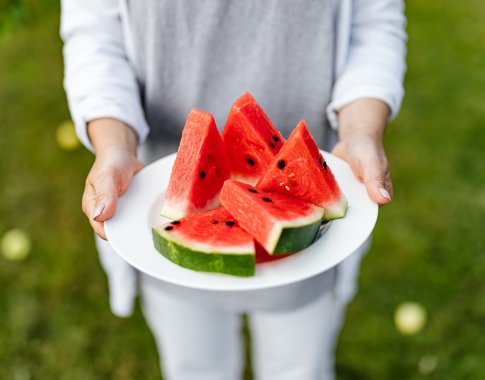 Karštai dienai – salotos su arbūzais: išbandykite 3 vegetariškus receptus