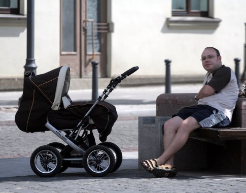 Parlamentarų grupė prašo vetuoti motinystės išmokų tvarką keičiančias įstatymo pataisas