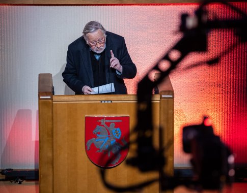 Valdantieji įvertino opozicijos grasinimus atšaukti valstybės vadovo statusą V. Landsbergiui: tai kvailystė Valdantieji įvertino opozicijos grasinimus atšaukti valstybės vadovo statusą V. Landsbergiui: tai kvailystė