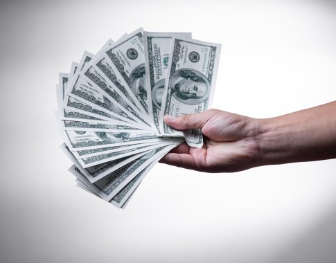 Artimiausiu metu euro ir dolerio kursas gali tapti lygus: dėl to energetiniai ištekliai europiečiams dar labiau brangs Artimiausiu metu euro ir dolerio kursas gali tapti lygus: dėl to energetiniai ištekliai europiečiams dar labiau brangs