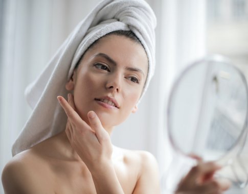 Kaip sustabdyti odos senėjimą? Įvardijo priemonę, kuri gali padėti
