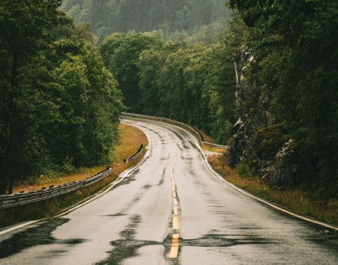 Vasarinis automobilio paslydimas ant balos – baisesnis už slydimą plikledžiu