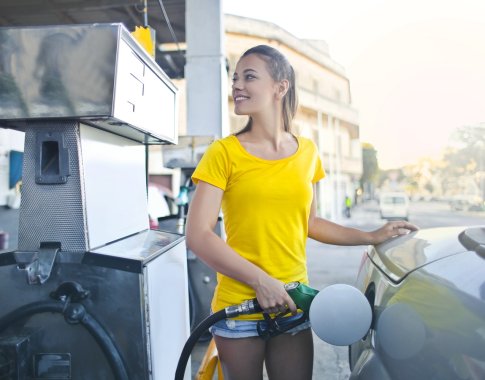 Italai dar mėnesį pilsis degalus už valstybės sumažintą kainą Italai dar mėnesį pilsis degalus už valstybės sumažintą kainą