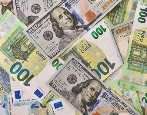 Euro kursas JAV dolerio atžvilgiu pasiekė naujas 20 metų žemumas