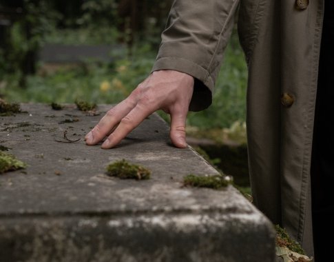 Okupantų žiaurumas: išvaduotame Lymane rasta daugiau kaip 50 kapaviečių