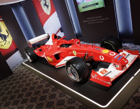 Aukcione už rekordinę sumą parduotas F-1 lenktynių legendos M. Schumacherio „Ferrari“