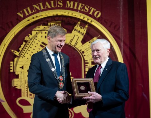 Vilniaus garbės piliečio vardą gavęs Adamkus: linkiu Vilniui likti moderniu ir dinamišku