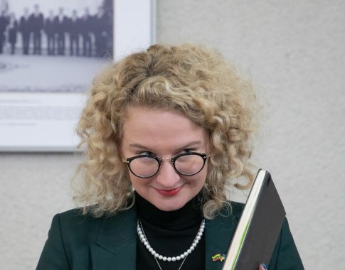 A. Armonaitė laukia iš konservatorių kvietimo pasikalbėti: jei esame lygiaverčiai partneriai, ne teismais už akių reikia kalbėtis A. Armonaitė laukia iš konservatorių kvietimo pasikalbėti: jei esame lygiaverčiai partneriai, ne teismais už akių reikia kalbėtis