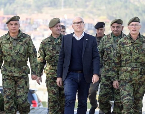 Serbijos kariai aukščiausio lygio parengtyje dėl vis labiau įtemptų santykių su Kosovu