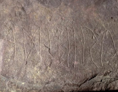 Mokslininkai aptiko seniausią pasaulyje akmenį su runomis