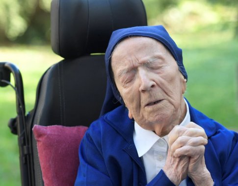 Mirė seniausiu žmogumi pasaulyje laikyta 118 metų prancūzų vienuolė sesuo André