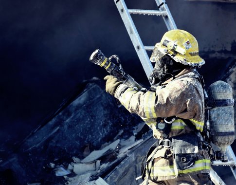 Darbo metu miręs ugniagesys dirbo be porininko: profsąjunga kaltina savivaldybės priešgaisrinę tarnybą, o ši – finansavimo trūkumą