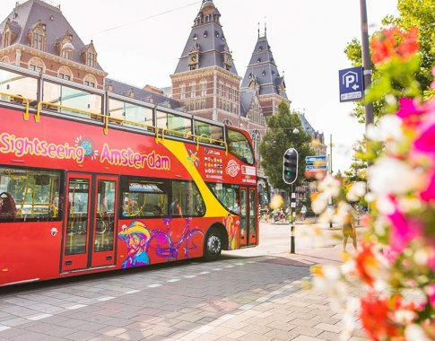 Amsterdamas guis iš miesto centro turistinius autobusus