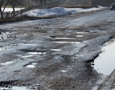 Pajamas už automobilių taršą siūloma nukreipti į kelių tvarkymą Pajamas už automobilių taršą siūloma nukreipti į kelių tvarkymą