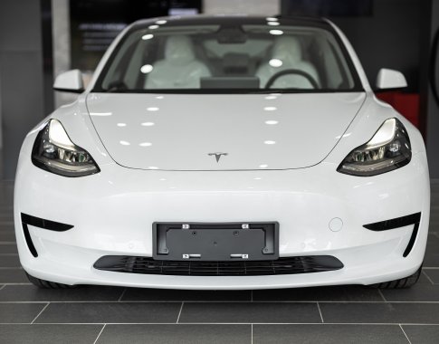 „Tesla“ vėl mažina kainas