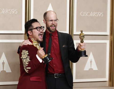 Per „Oskarų“ teikimo ceremoniją triumfavo filmas „Viskas iškart ir visur“ Per „Oskarų“ teikimo ceremoniją triumfavo filmas „Viskas iškart ir visur“