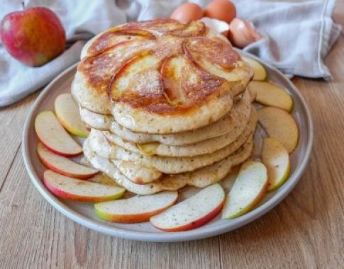 Tobuliems pusryčiams: purūs blynai su obuoliais (video)