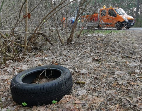 Keliuose daugėja neatsakingai išmetamų padangų