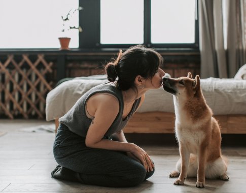 Veterinarijos gydytoja atsakė, kodėl nerekomenduojama bučiuoti augintinių