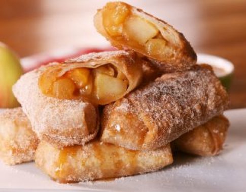 Vos iš kelių ingredientų: sluoksniuotos tešlos pyragaičiai su obuoliais (video) Vos iš kelių ingredientų: sluoksniuotos tešlos pyragaičiai su obuoliais (video)