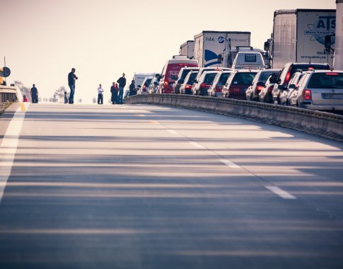 Abejoja, ar pasienyje susidariusios vilkikų eilės sumažės: kontrolė gali tik griežtėti Abejoja, ar pasienyje susidariusios vilkikų eilės sumažės: kontrolė gali tik griežtėti